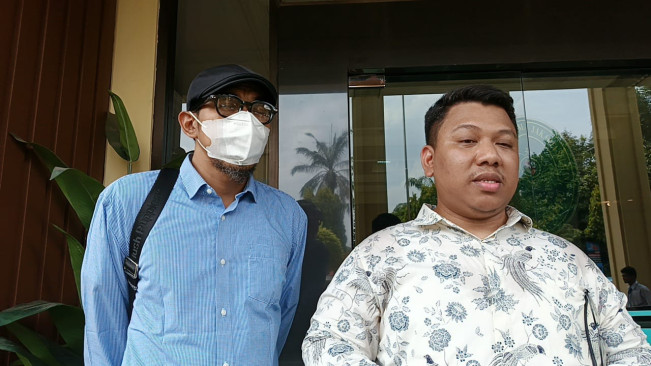 Aji Darmaji (kiri) suami mendiang Mpok Alpa ditemui di Pengadilan Agama (PA) Jakarta Selatan, Senin (15/9/2025). [FTNews.co.id/Selvianus Kopong Basar]